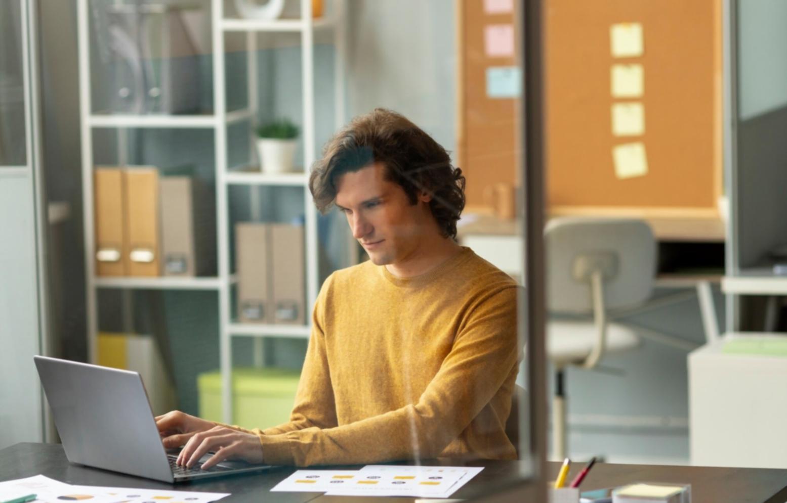 Professionelle Budgetberatung im modernen Büroumfeld